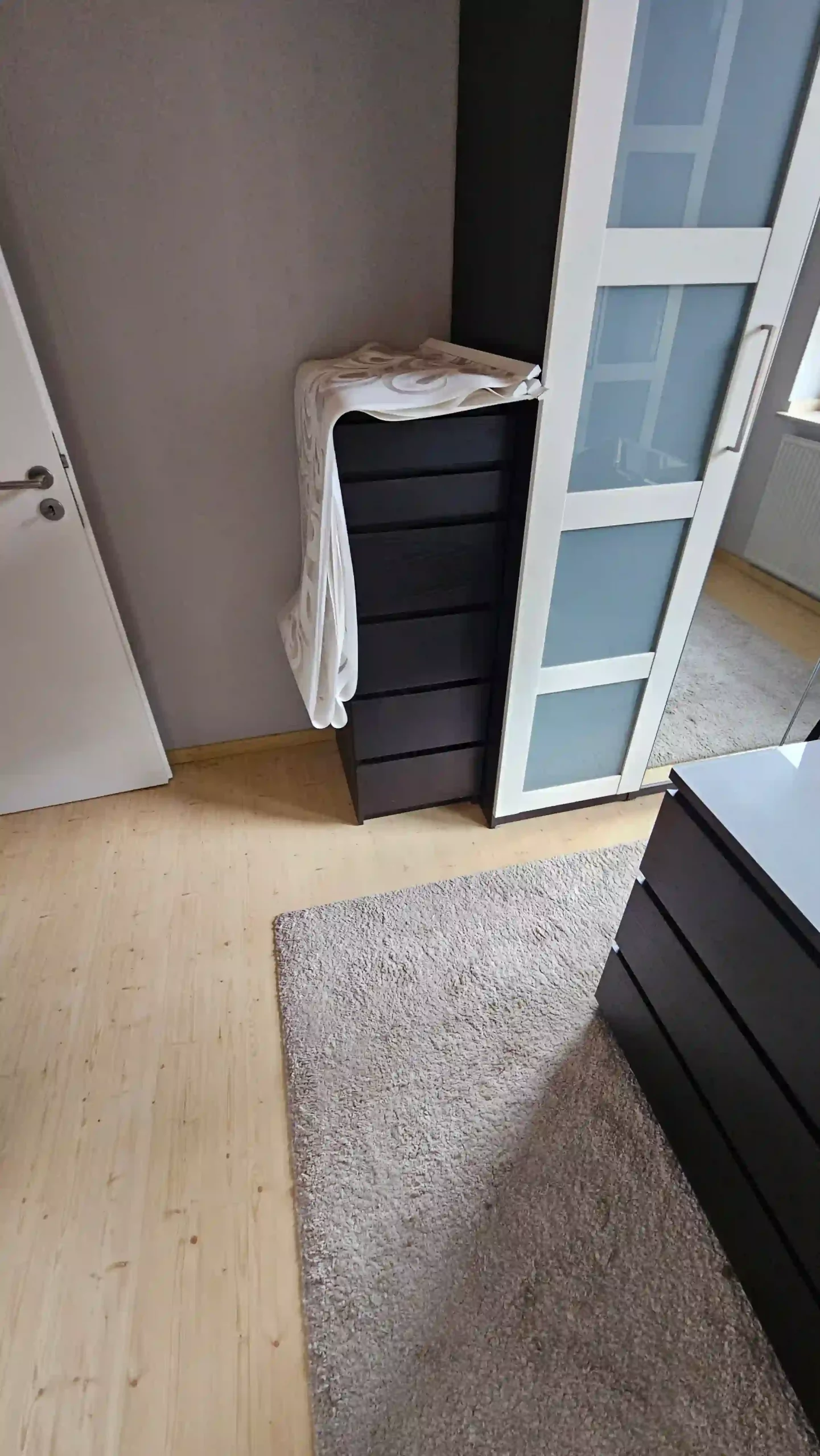 Flur mit Schrank und Spiegel: geordnete Entrümpelung NRW