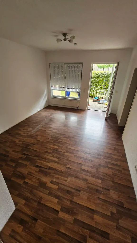 Wohnzimmer nach Haushaltsauflösung mit Balkonzugang in NRW