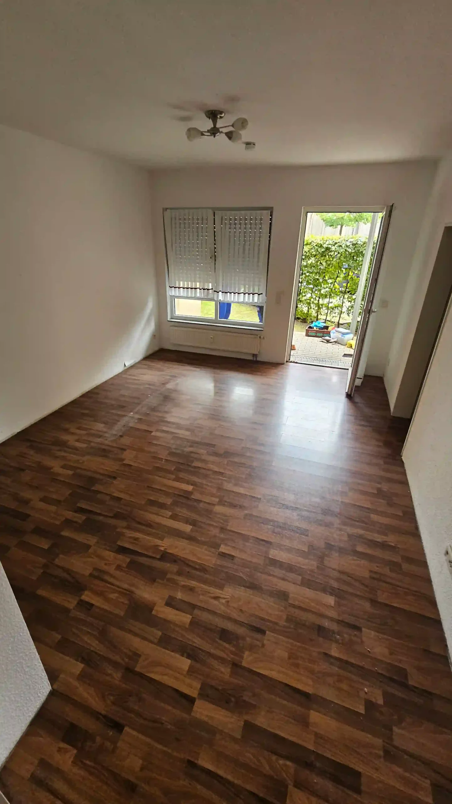 Haushaltsauflösung in NRW: leeres Wohnzimmer mit Parkettboden, besenreine Übergabe
