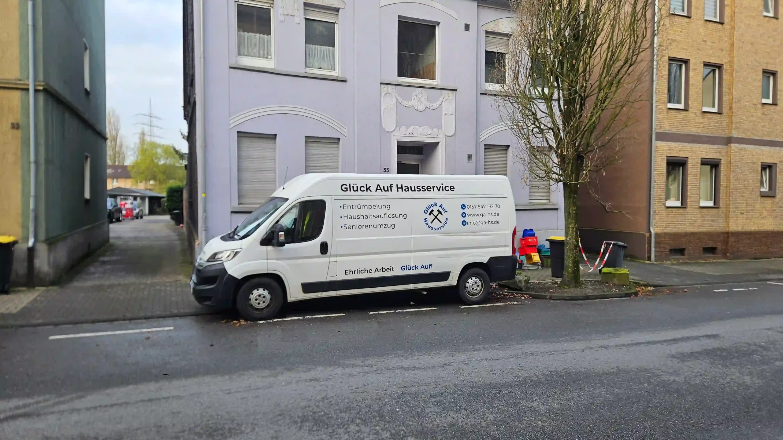 Haushaltsauflösung Transporter von Glück Auf Hausservice vor einem Wohnhaus in Herten