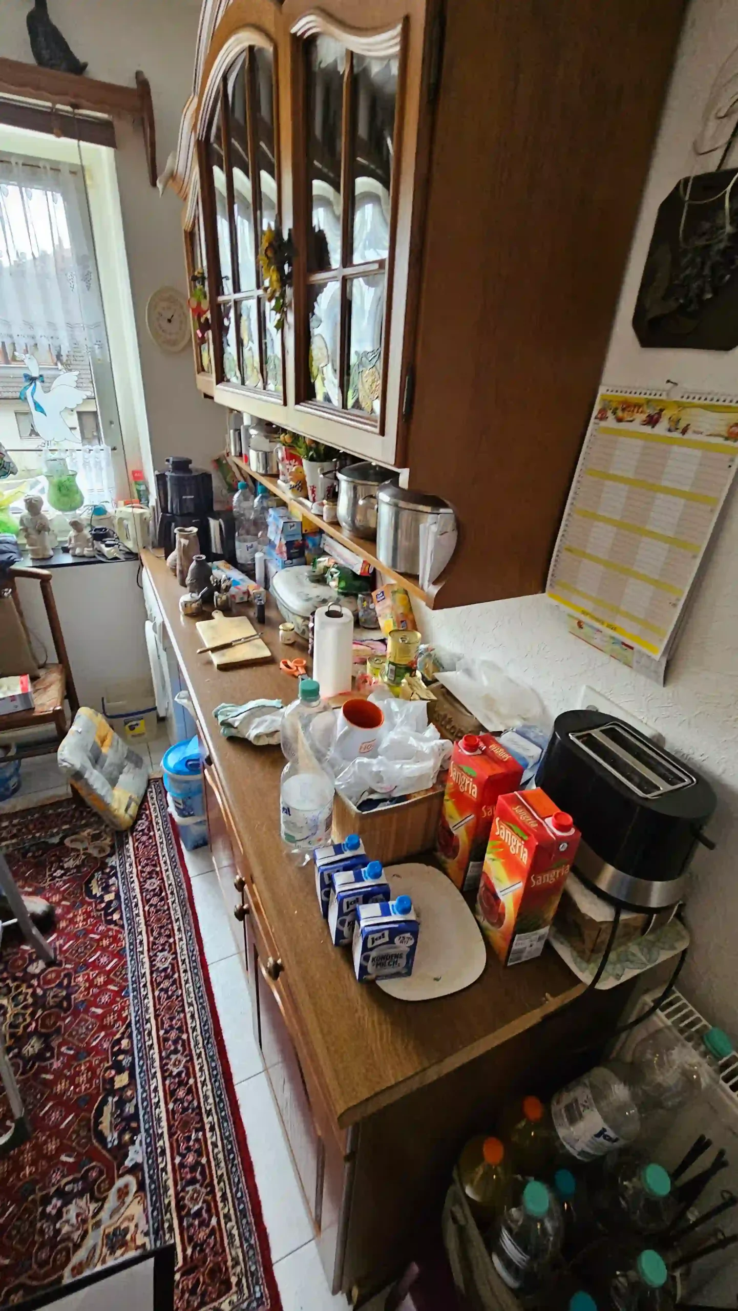 Haushaltsauflösung Holzanrichte mit Glasaufsatz, Geschirr, Vorratsbehältern, Töpfen und kleinen Küchengeräten